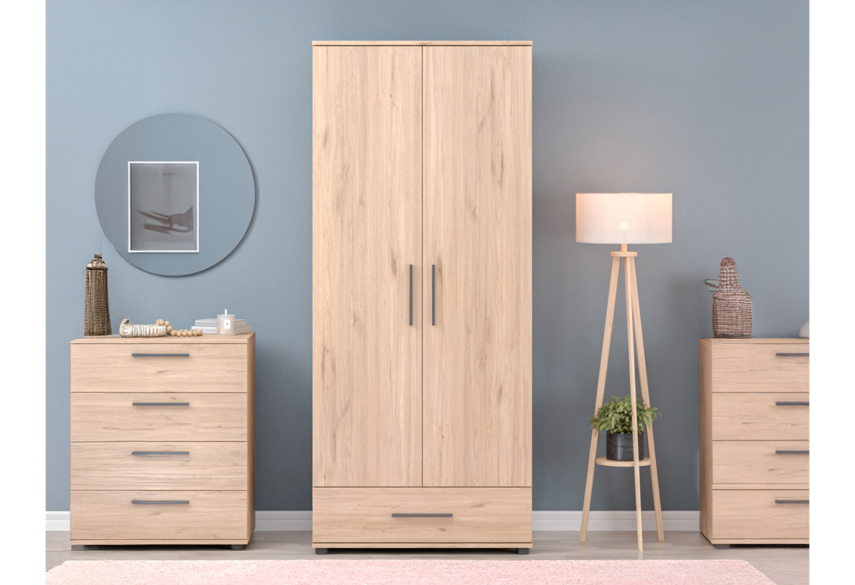 Απεικονίζεται η ντουλάπα σε υπνοδωμάτιο, δίπλα σε άλλα έπιπλα.